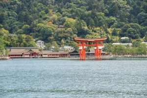 水面に立つ厳島神社