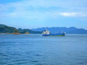 因島大橋記念公園　布刈瀬戸を行き交う船
